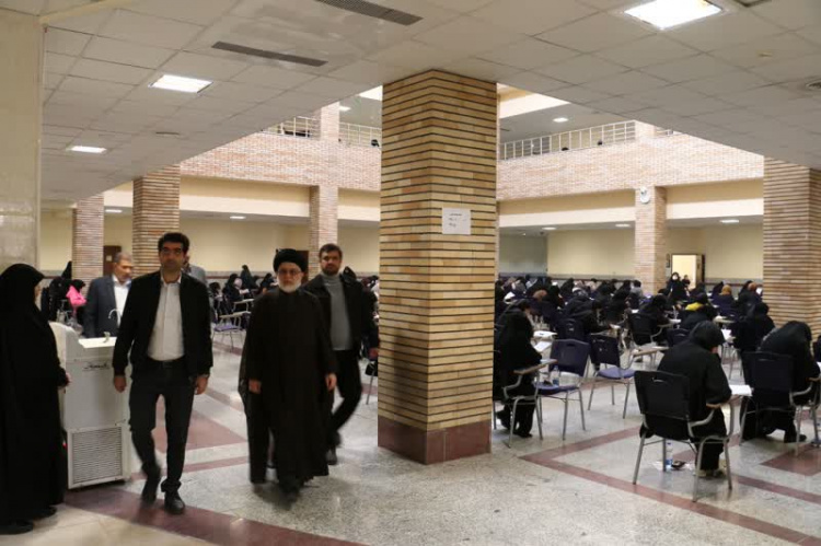 آزمون استخدامی کادر قوه قضایییه در قم برگزار شد